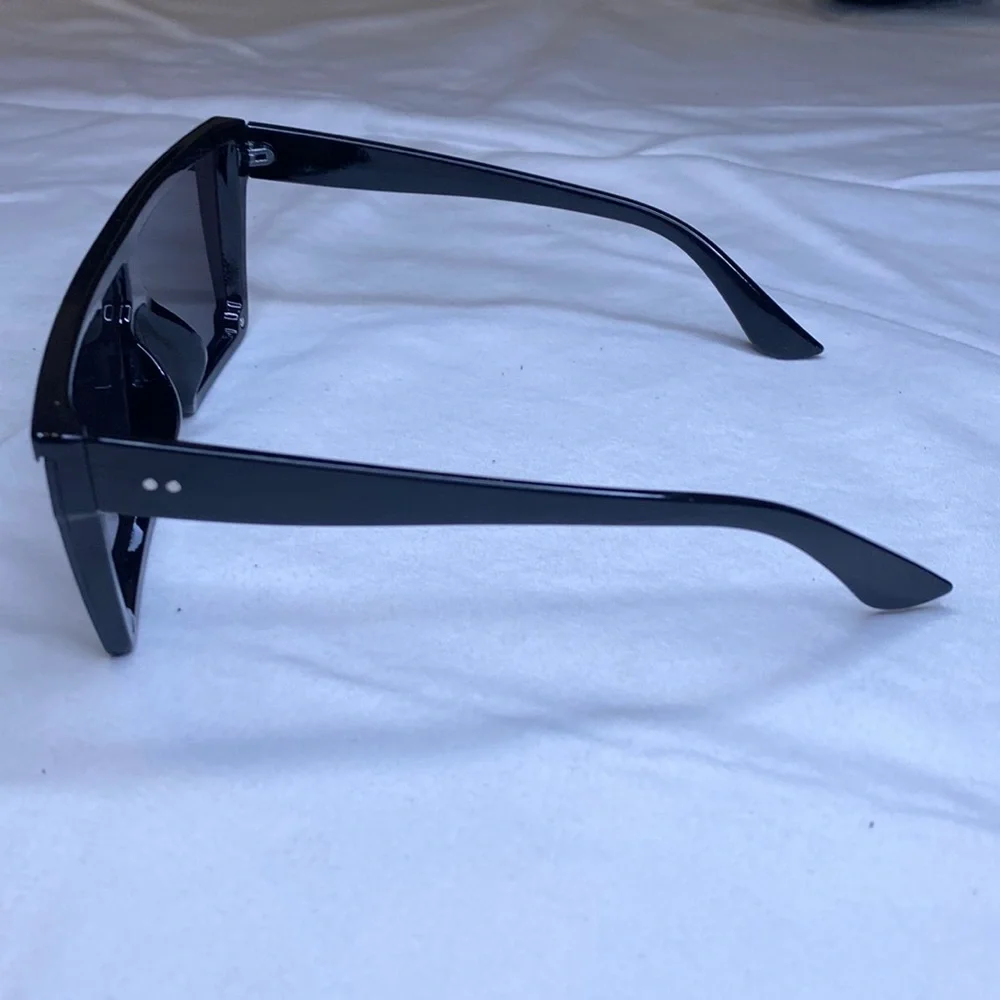 One-Piece Large Framed Fashion Sunglasses with Soft Case
